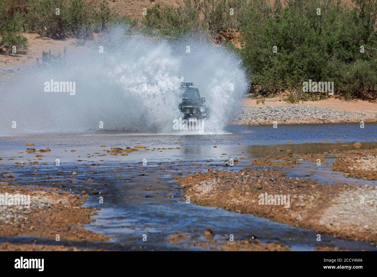 Geländewagen überquert einen Fluss im Mittleren Atlas, Marokko Stockfoto