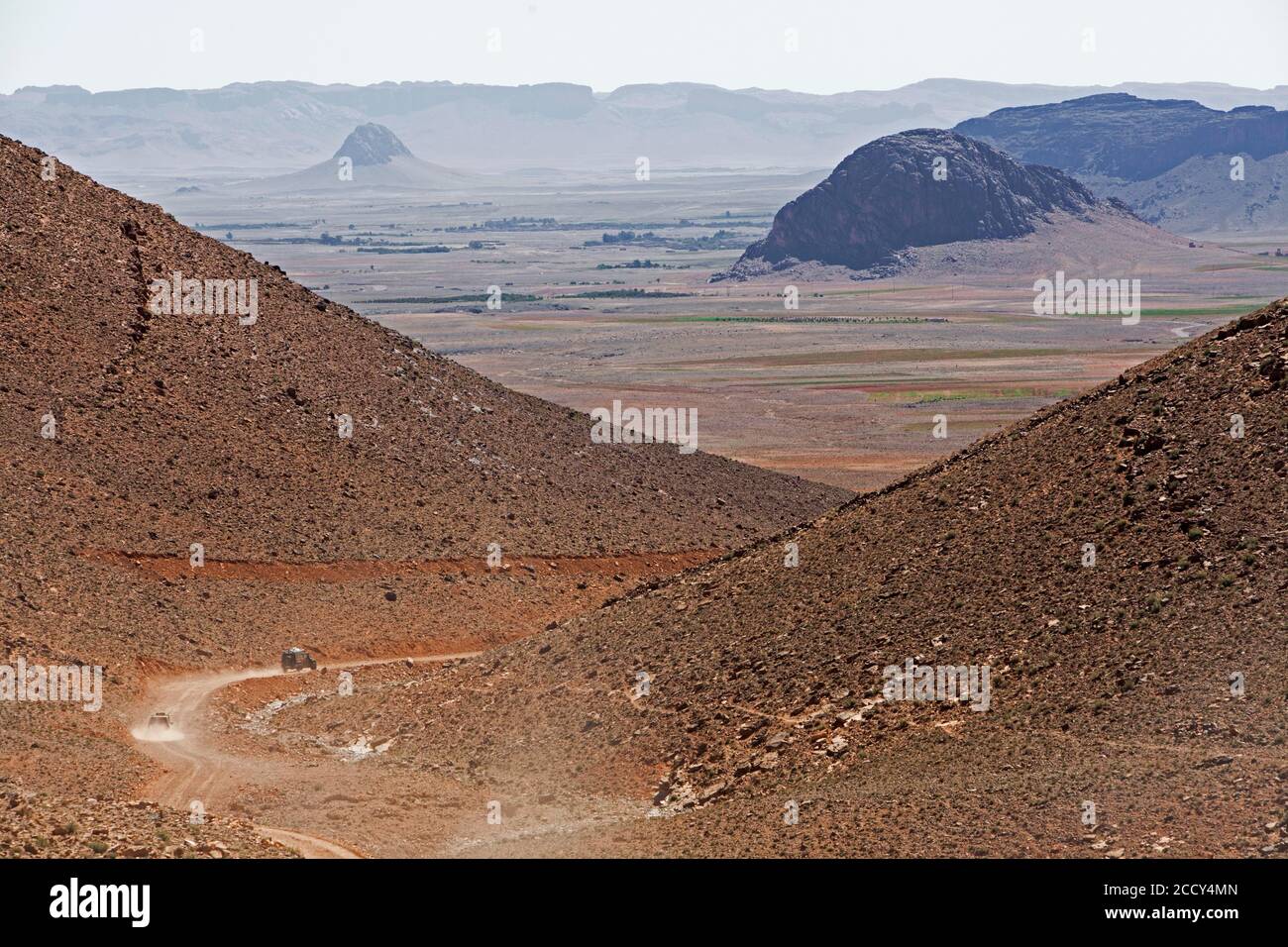 Geländewagen auf dem Weg zum Jbel Ban Gebirge in der Hochebene im Anti-Atlas, Marokko Stockfoto