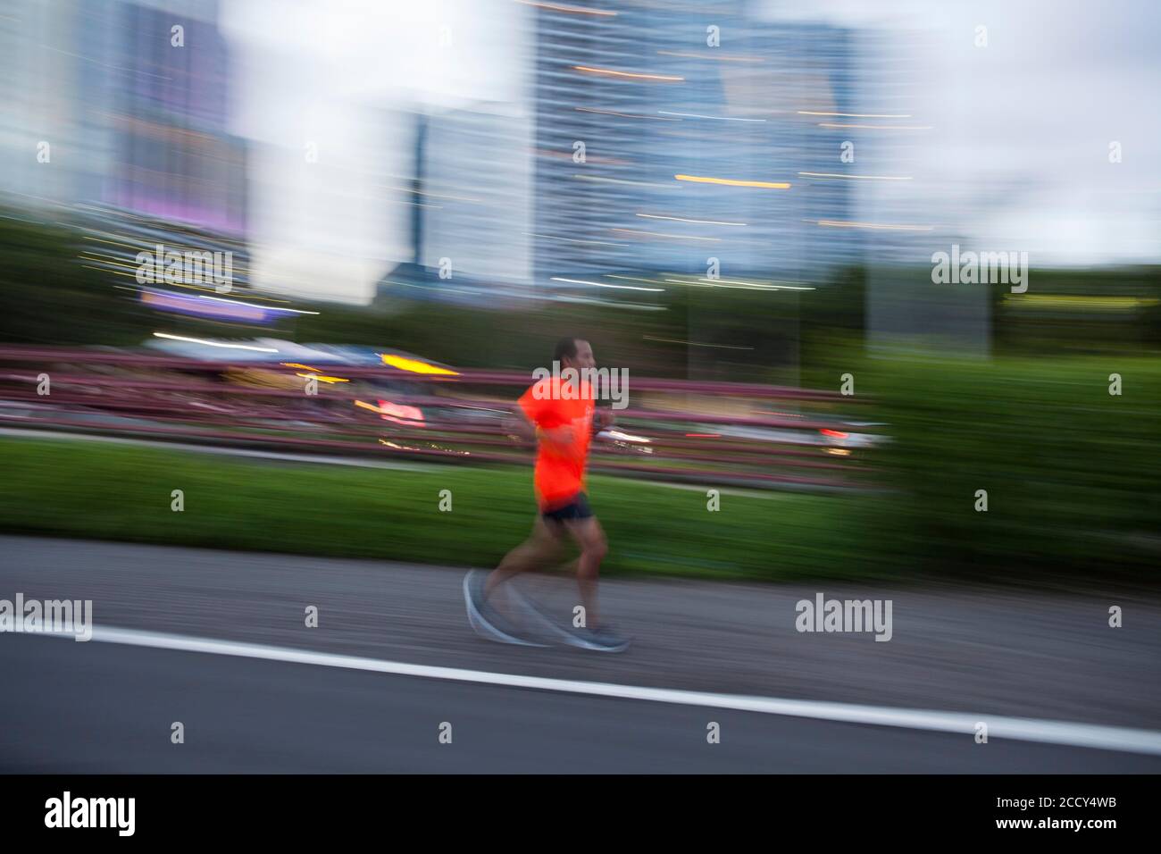 Jogger auf dem Bürgersteig neben Balboa Avenue, Panama City, Panama Stockfoto