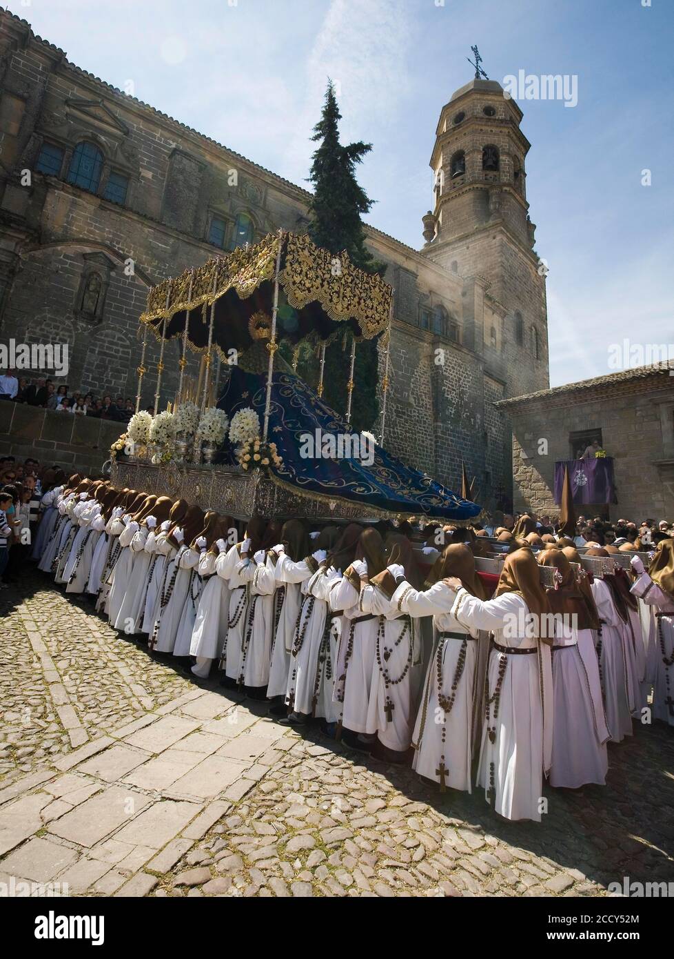 Büßer mit Bild der Jungfrau Maria, Prozession zur Karwoche in Baeza, Provinz Jaen, Spanien Stockfoto