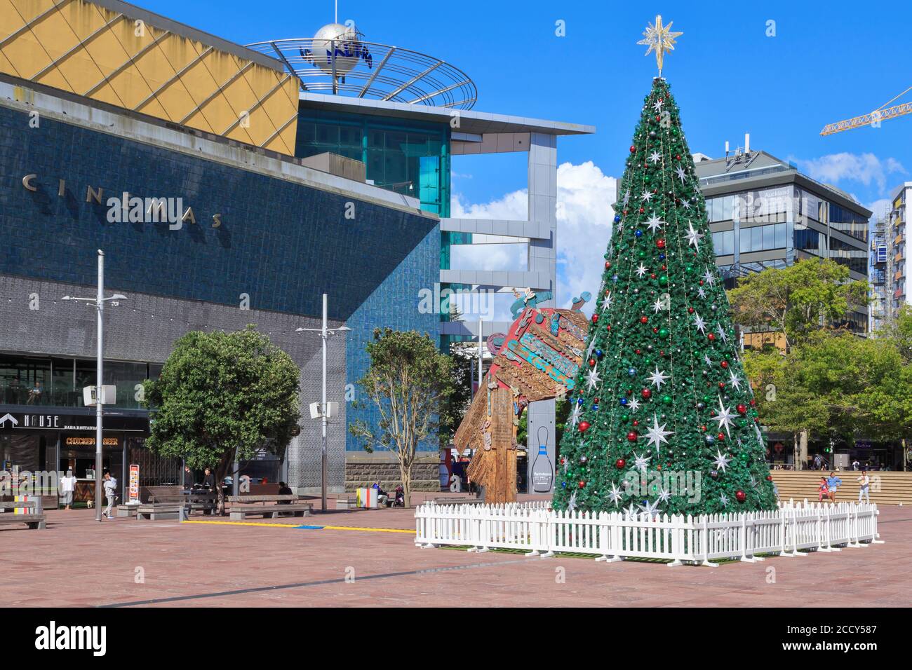 Ein riesiger öffentlicher Weihnachtsbaum auf dem Aotea Square, Auckland, Neuseeland. Dezember 21 2019 Stockfoto