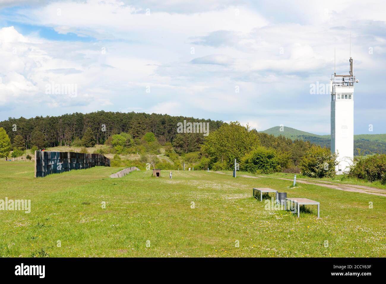 Ehemalige Zonengrenze, innerdeutscher DDR-Todesstreifen, im Hintergrund Wachturm der DDR-Grenztruppen, Point Alpha Memorial, Rasdorf, Hessen, Geisa Stockfoto