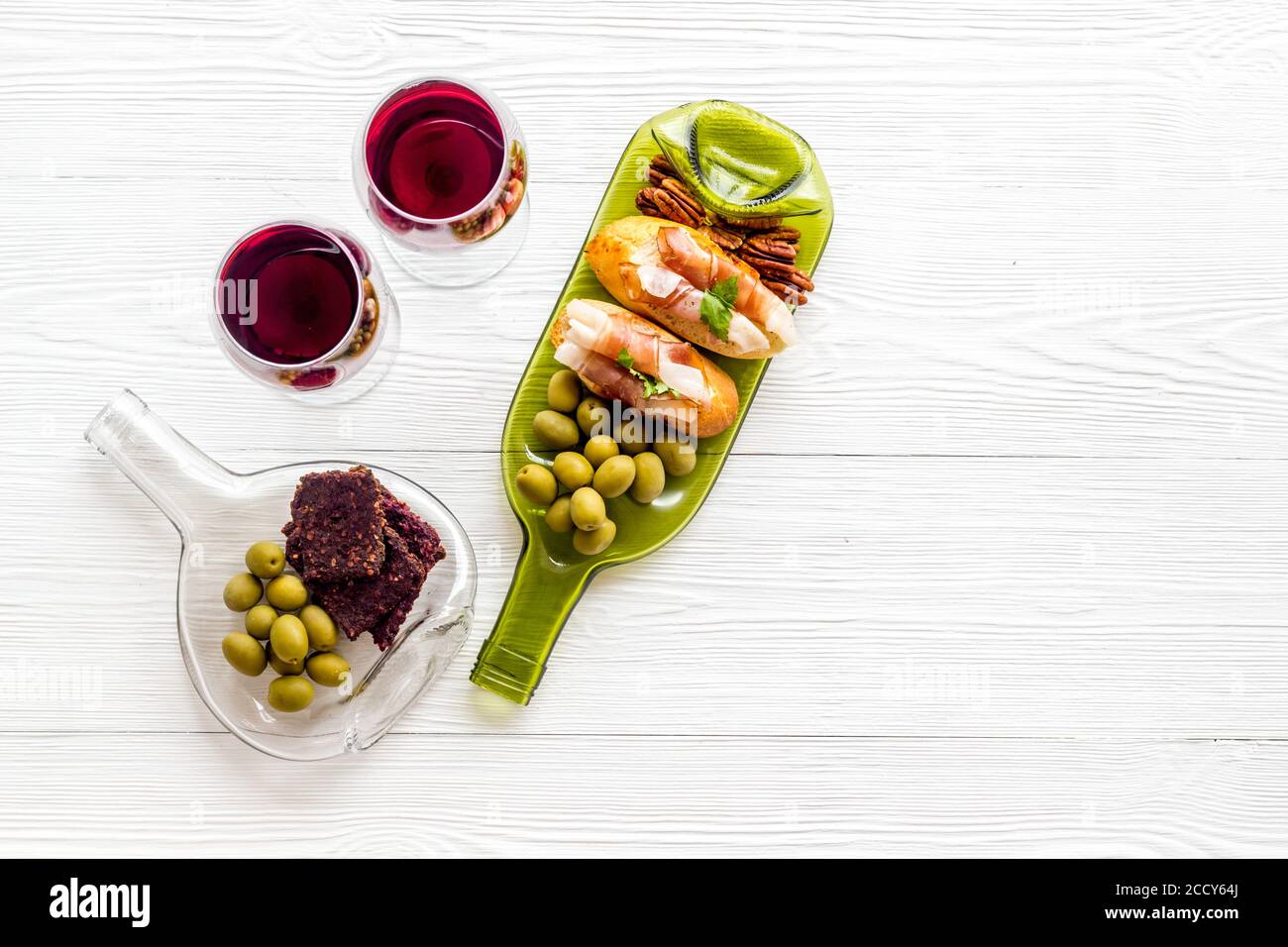 Antipasto und Rotwein in Gläsern Top-Down-Kopierraum Stockfoto