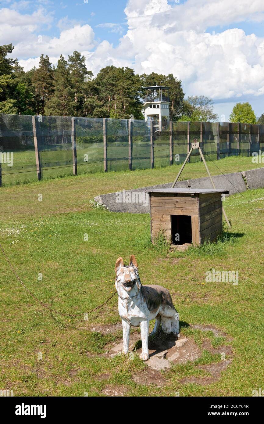 Rekonstruierter DDR-Grenzzaun ab den 1970er Jahren, Darstellung von DDR-Wachhund vor Grenzzaun und Hundelauf, Todesstreifen, US-Wachturm in Stockfoto