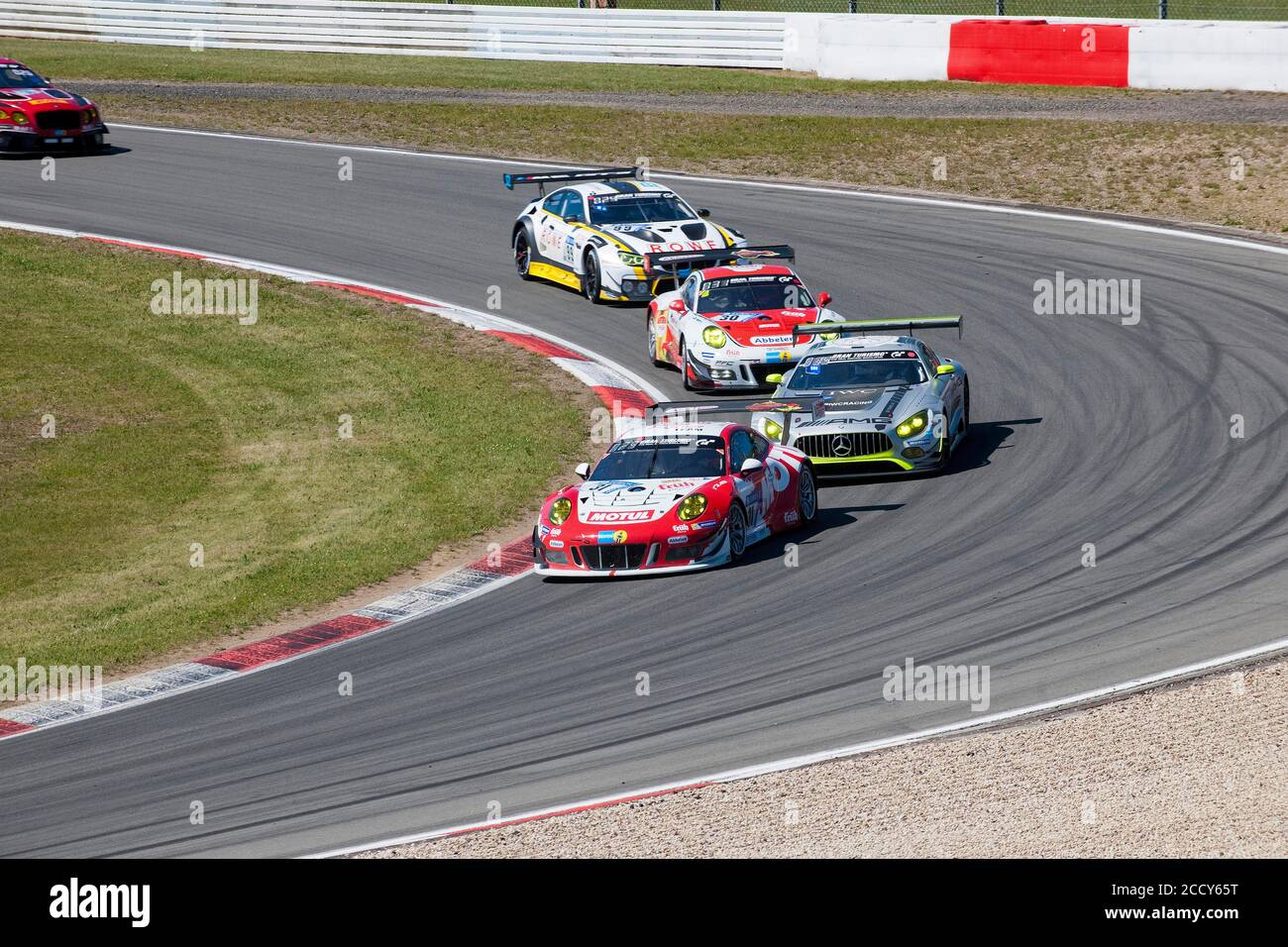Porsche 911 GT3 R und Mercedes-AMG GT3 auf der Rennstrecke, FIA-GT3 Langstreckenrennen, 24-Stunden-Rennen, Nürburgring-Rennstrecke, Grand-Prix-Strecke Stockfoto