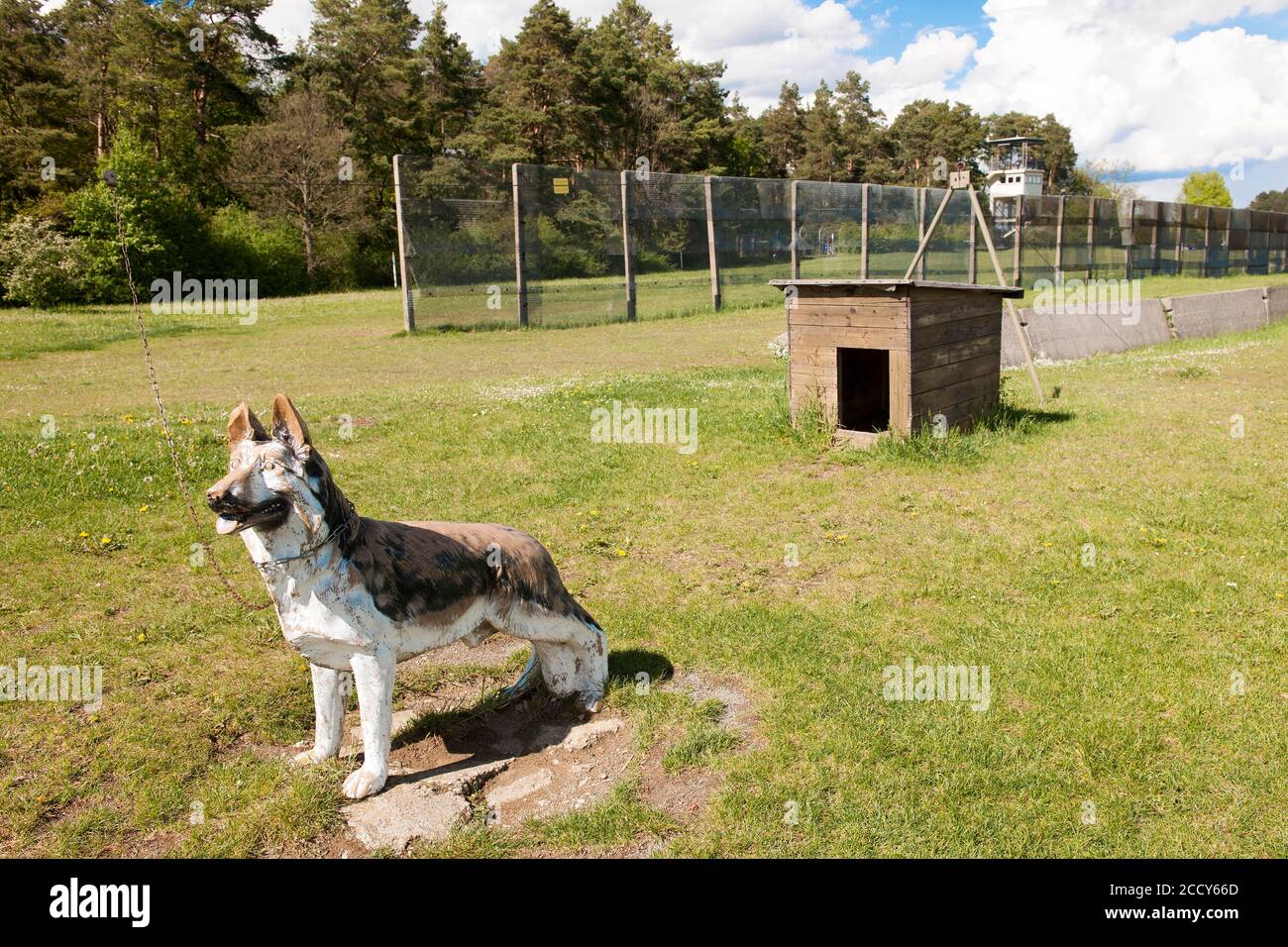 Rekonstruierter DDR-Grenzzaun ab den 1970er Jahren, Darstellung von DDR-Wachhund vor Grenzzaun und Hundelauf, Todesstreifen, US-Wachturm in Stockfoto