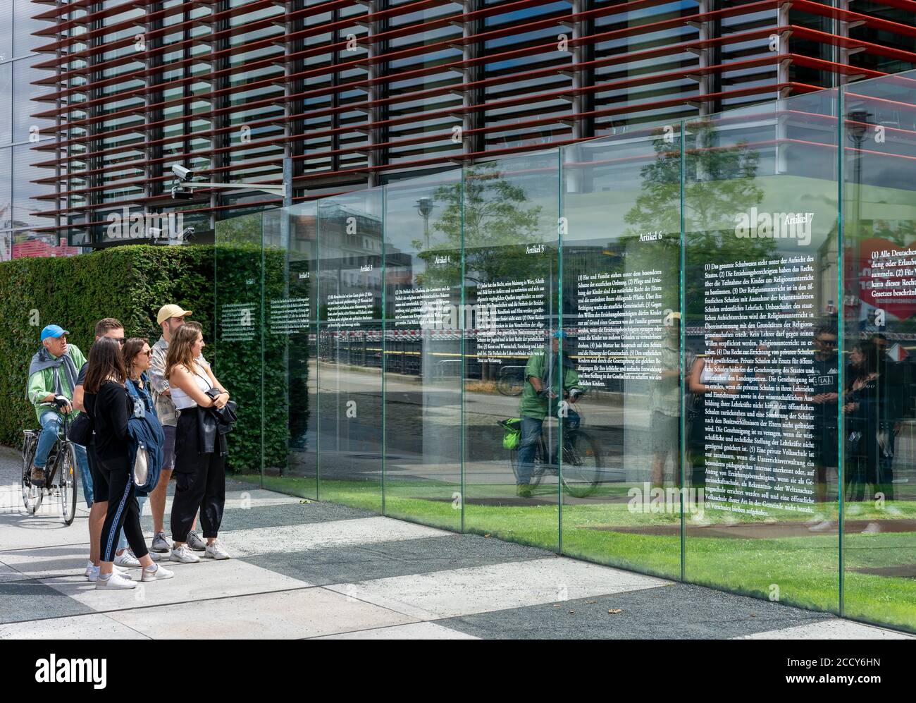 Die Artikel des Grundgesetzes über die Glasscheiben des Jakob-Kaiser-Hauses am Reichstagsufer 4, Berlin, Deutschland Stockfoto
