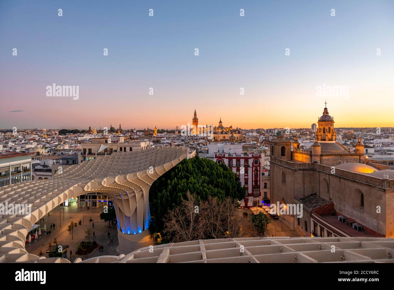 Blick über Sevilla vom Metropol Sonnenschirm bei Sonnenuntergang, gebogene Holzkonstruktion, Kathedrale von Sevilla mit Turm La Giralda, Iglesia del Salvador und Stockfoto