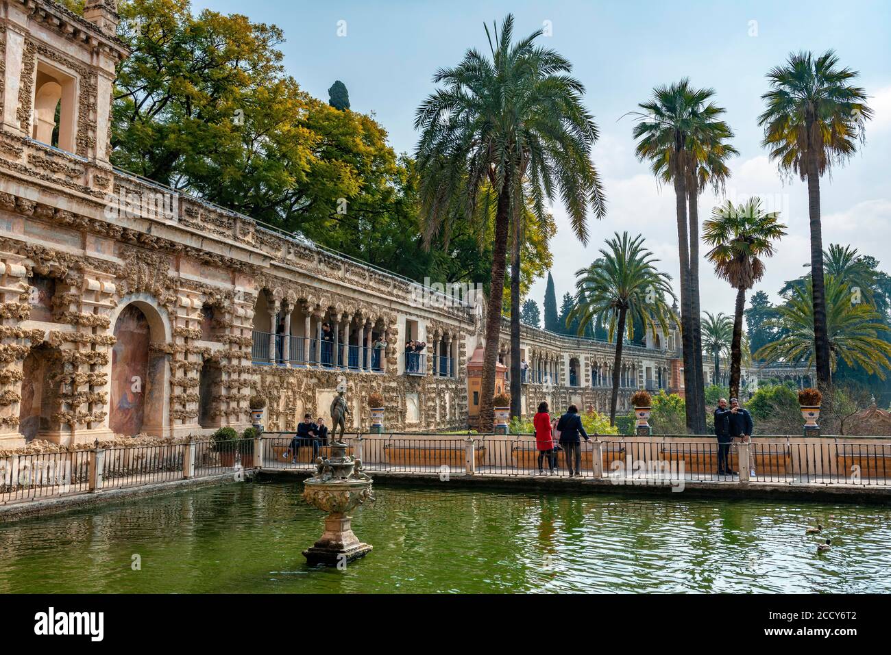 Mercurio Teich, Jardines del Alcazar, Gärten mit Palmen im Alcazar, Königlicher Palast von Sevilla, Sevilla, Spanien Stockfoto