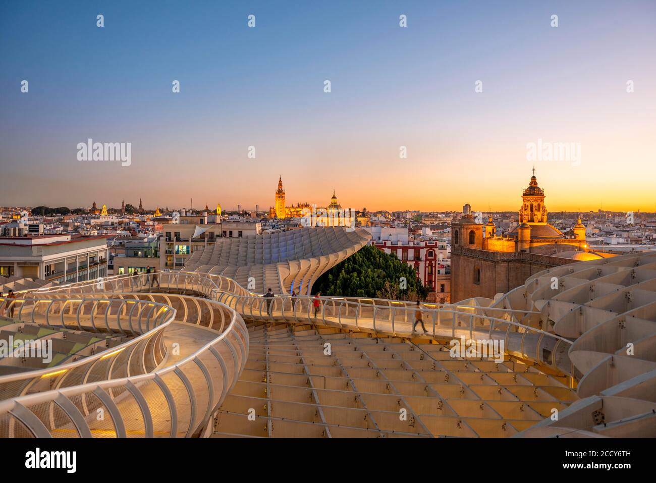 Blick über Sevilla vom Metropol Sonnenschirm bei Sonnenuntergang, gebogene Holzkonstruktion, Kathedrale von Sevilla mit Turm La Giralda, Iglesia del Salvador und Stockfoto