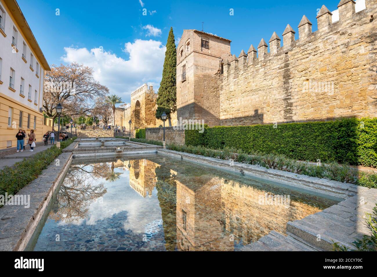 Stadtmauer mit Stadttor Puerta de Almodovar, reflektiert in Brunnen, Cordoba, Provinz Cordoba, Andalusien, Spanien Stockfoto