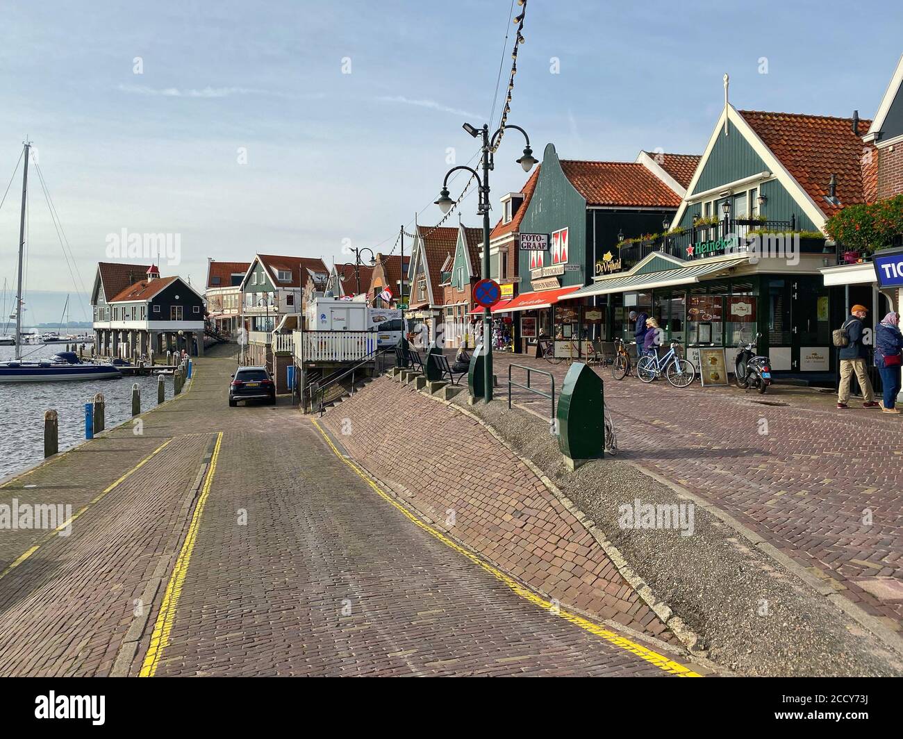 Volendam, Niederlande-Oktober 7,2019: Volendam ist eine Stadt in Nordholland, 20 Kilometer nördlich von Amsterdam. Manchmal auch die Perle der Zuiderze genannt Stockfoto