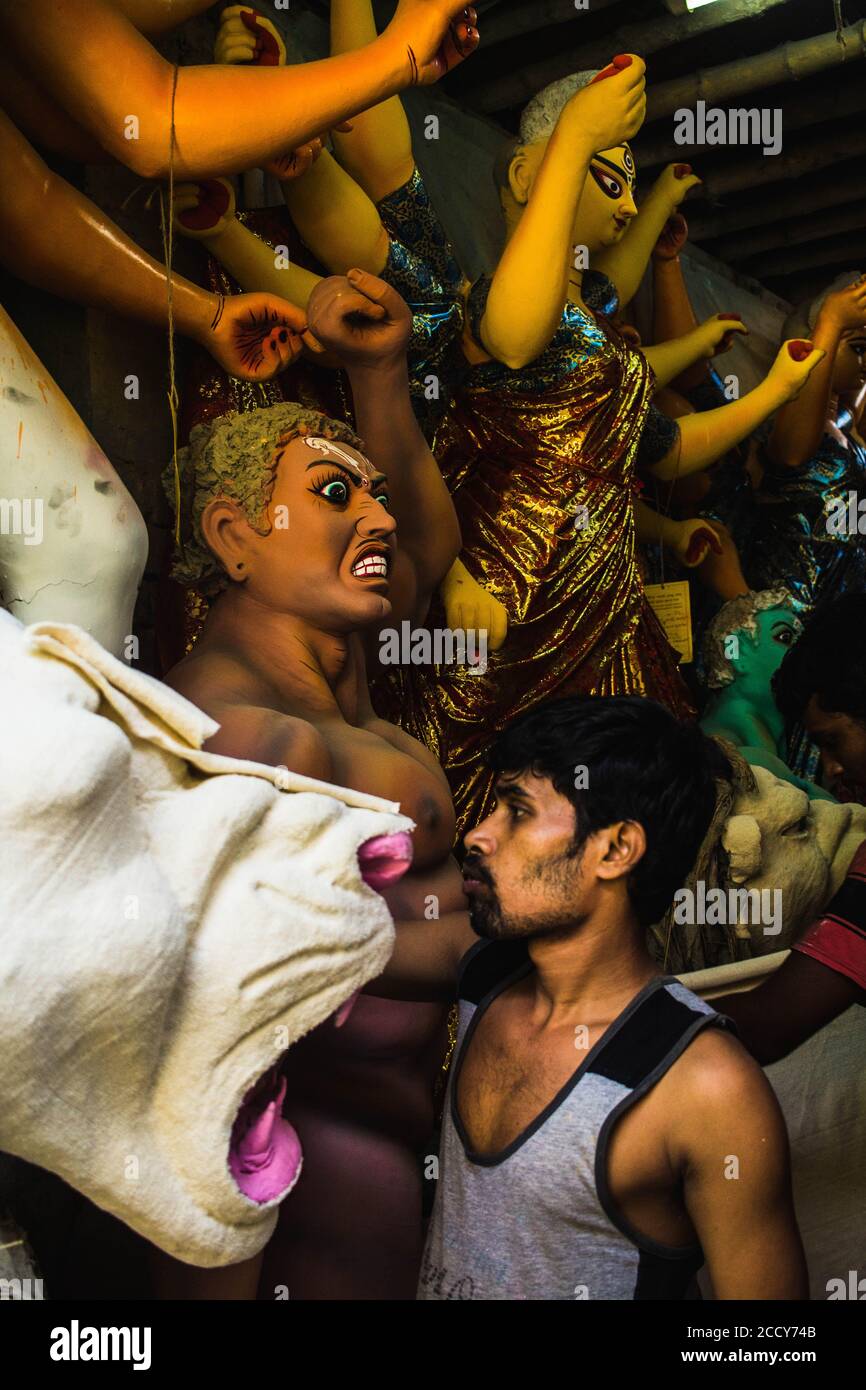 Bildhauer machen Idol der Göttin Durga in kalkutta vor Festival Von Durga Puja Stockfoto