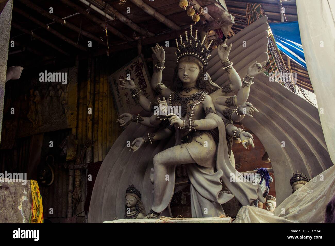 Idol der Göttin Durga an der Anzeige vor Durga puja innen Kalkutta Stockfoto