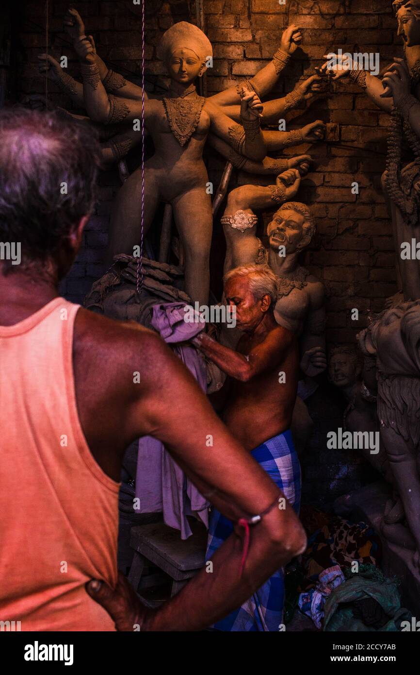 Bildhauer machen Idol der Göttin Durga in Kalkutta Stockfoto