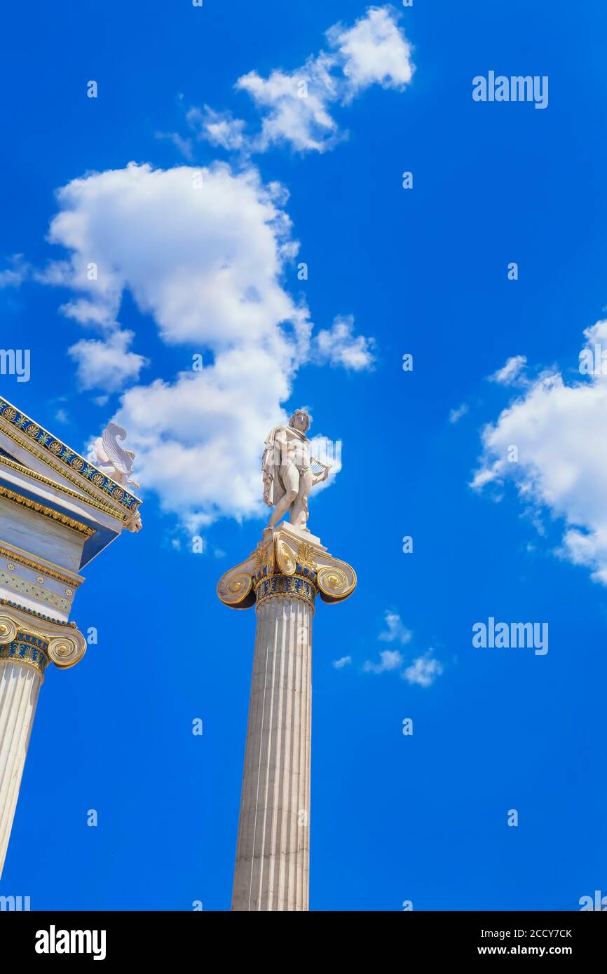 Statue von Apollo vor der Akademie von Athen, Athen, Griechenland Stockfoto