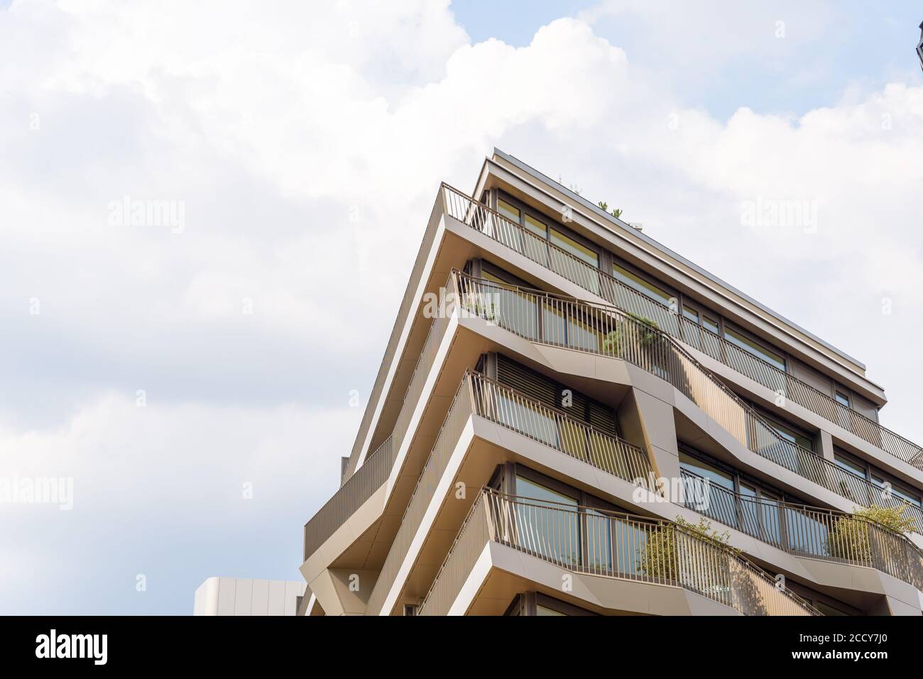 Berlin, Deutschland - 29. Juli 2019: Moderne Wohngebäude in Berlin Mitte. Low-Angle-Ansicht Stockfoto