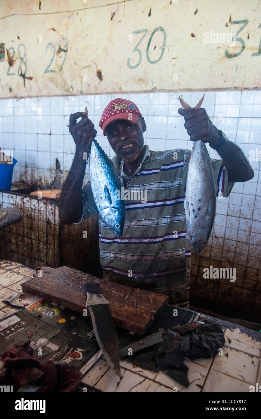 Somalier, der seinen Fisch auf dem Fischmarkt, Mogadischu, Somalia anbietet Stockfoto