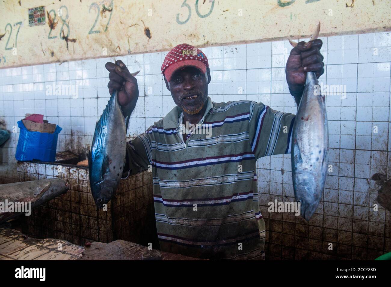 Somalier, der seinen Fisch auf dem Fischmarkt, Mogadischu, Somalia anbietet Stockfoto