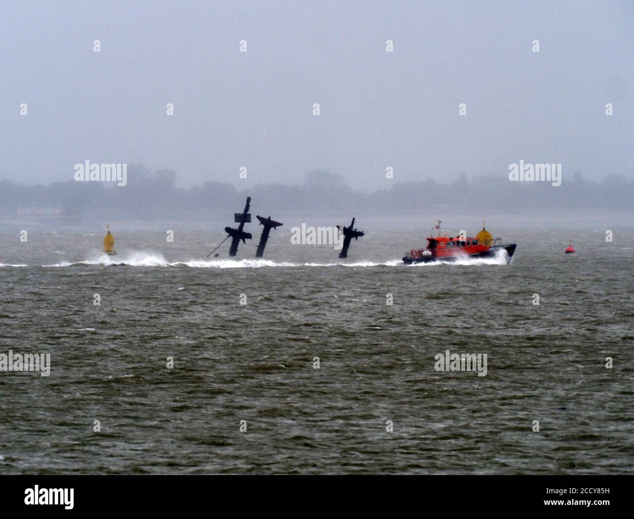 Sheerness, Kent, Großbritannien. August 2020. UK Wetter: Starker Wind, Regen und schlechte Sicht in Sheerness, Kent heute Morgen. Pilotboot passiert Schiffswrack SS Richard Montgomery. Kredit: James Bell/Alamy Live Nachrichten Stockfoto