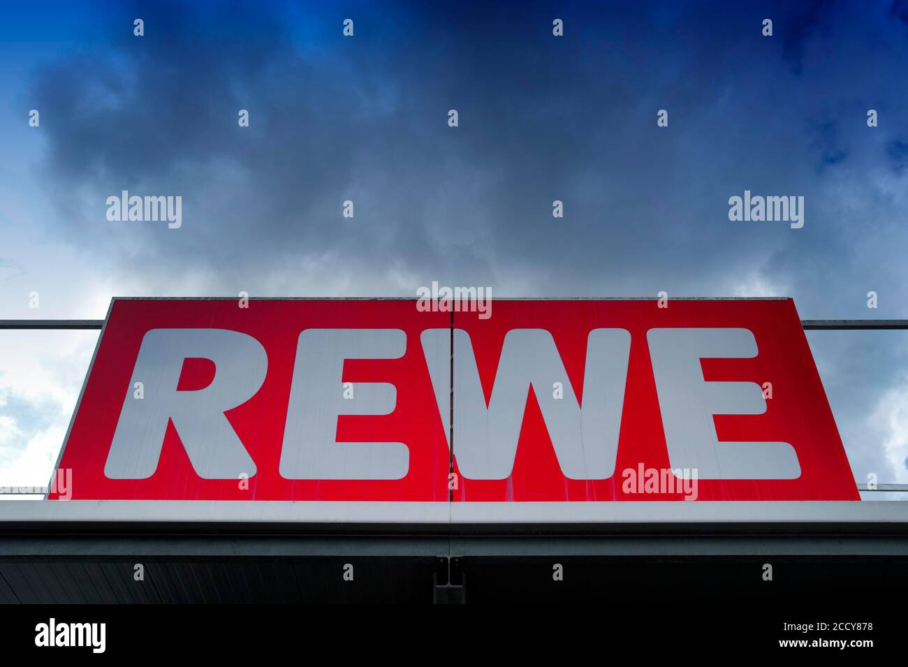 REWE Lebensmittelgeschäft, Logo auf Schild, Stuttgart, Baden-Württemberg, Deutschland Stockfoto