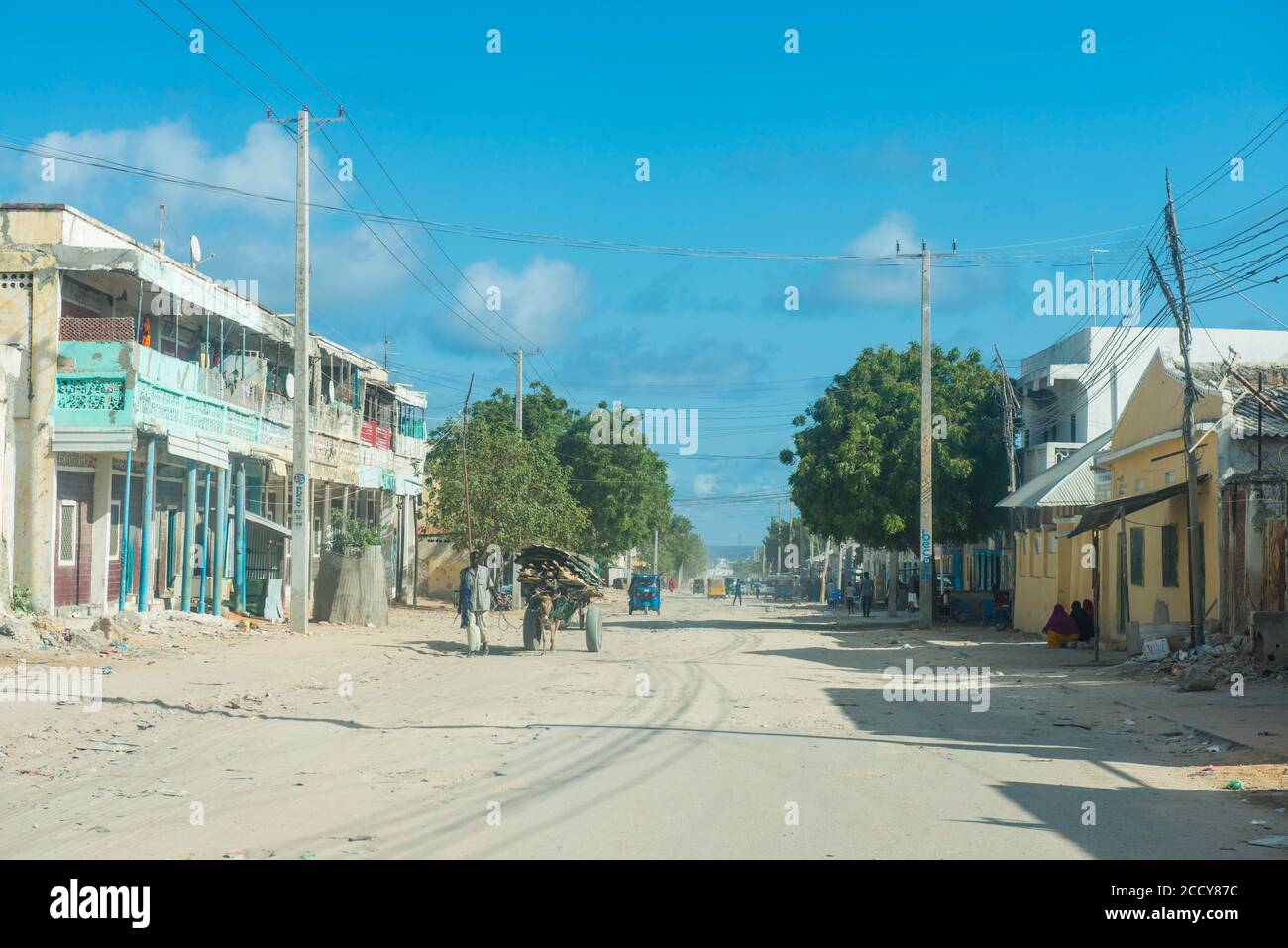 Somali Frau vor den zerstörten Häusern von Mogadischu, Somalia Stockfoto