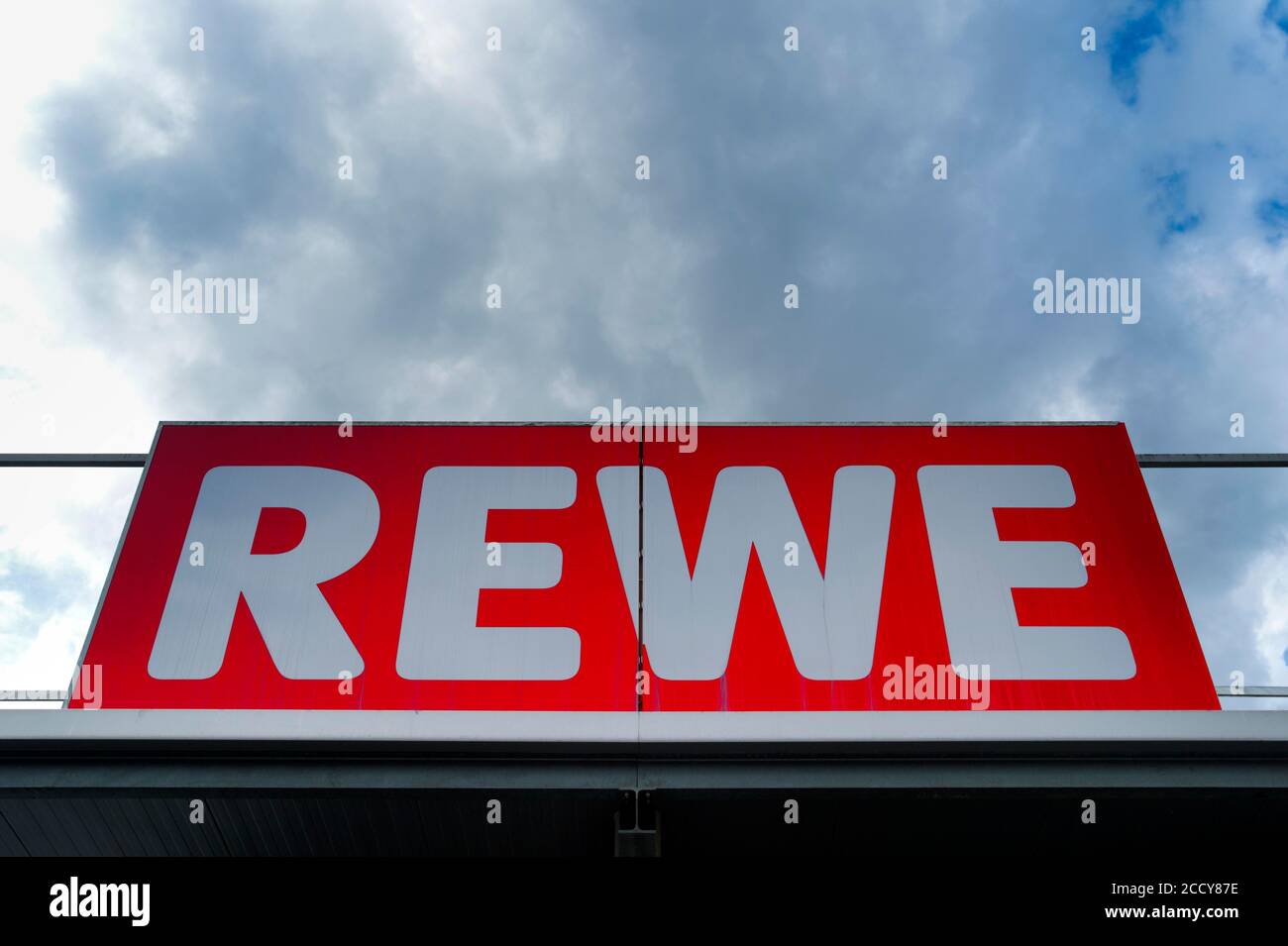 REWE Lebensmittelgeschäft, Logo auf Schild, Stuttgart, Baden-Württemberg, Deutschland Stockfoto