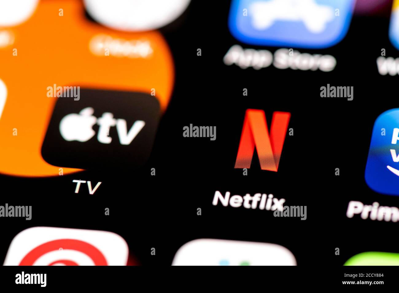 Netflix und Apple TV, Video-Streaming, App-Symbole auf einem Handy-Display, iPhone, Smartphone, Nahaufnahme, Vollbild Stockfoto