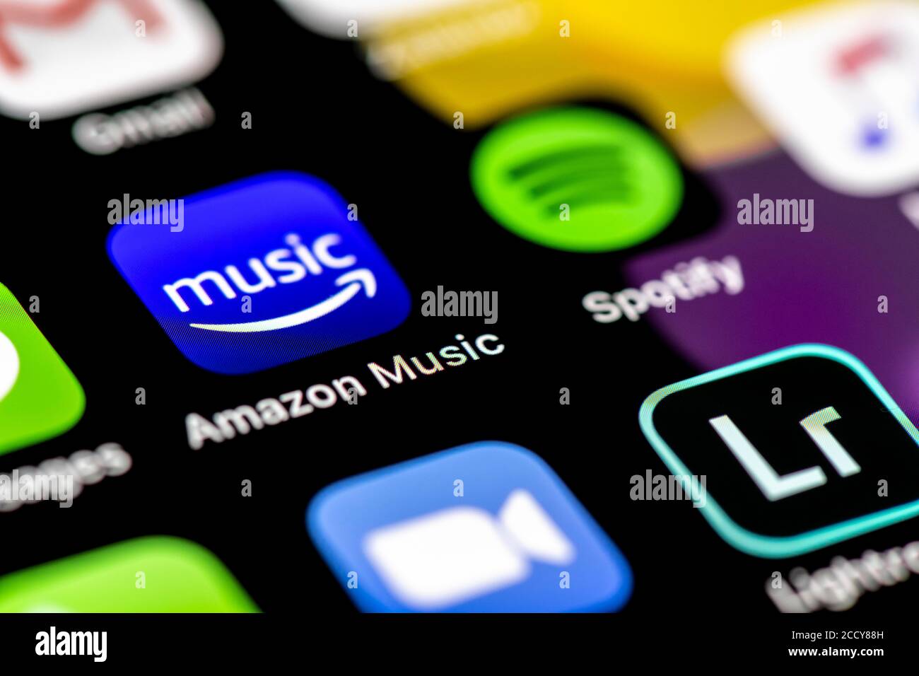 Amazon Music und Spotify, Musik-Streaming, App-Symbole auf einem Handy-Display,  iPhone, Smartphone, Nahaufnahme, Vollbild Stockfotografie - Alamy