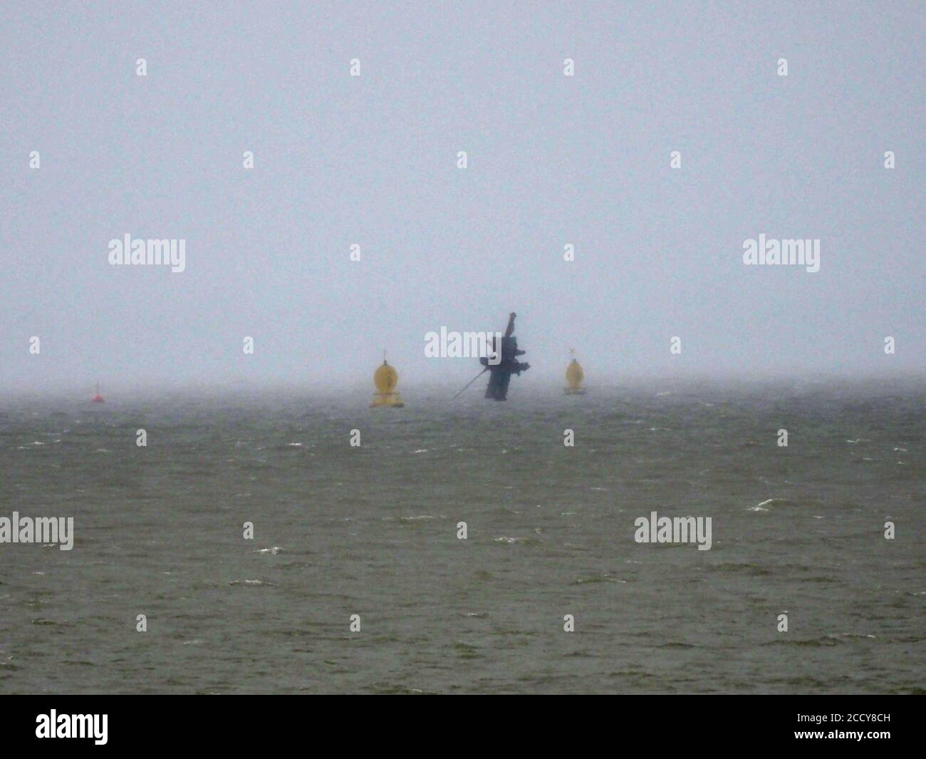 Sheerness, Kent, Großbritannien. August 2020. UK Wetter: Starker Wind, Regen und schlechte Sicht in Sheerness, Kent heute Morgen. Masten des Schiffswracks SS Richard Montgomery in schlechter Sicht. Kredit: James Bell/Alamy Live Nachrichten Stockfoto