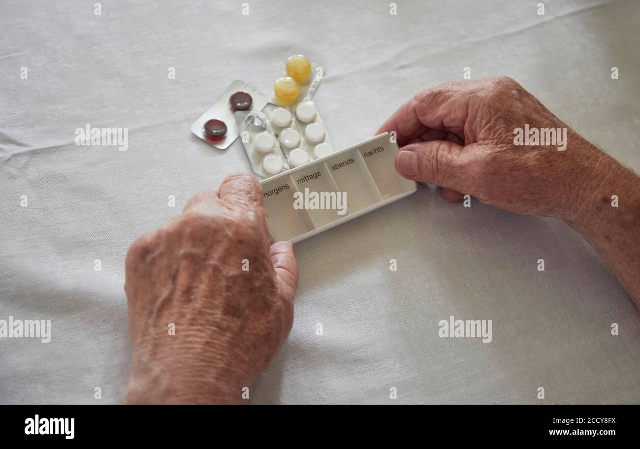 Symbol Bild Einnahme von Medikamenten, hads Holding Pille Veranstalter, Felsberg, Deutschland Stockfoto