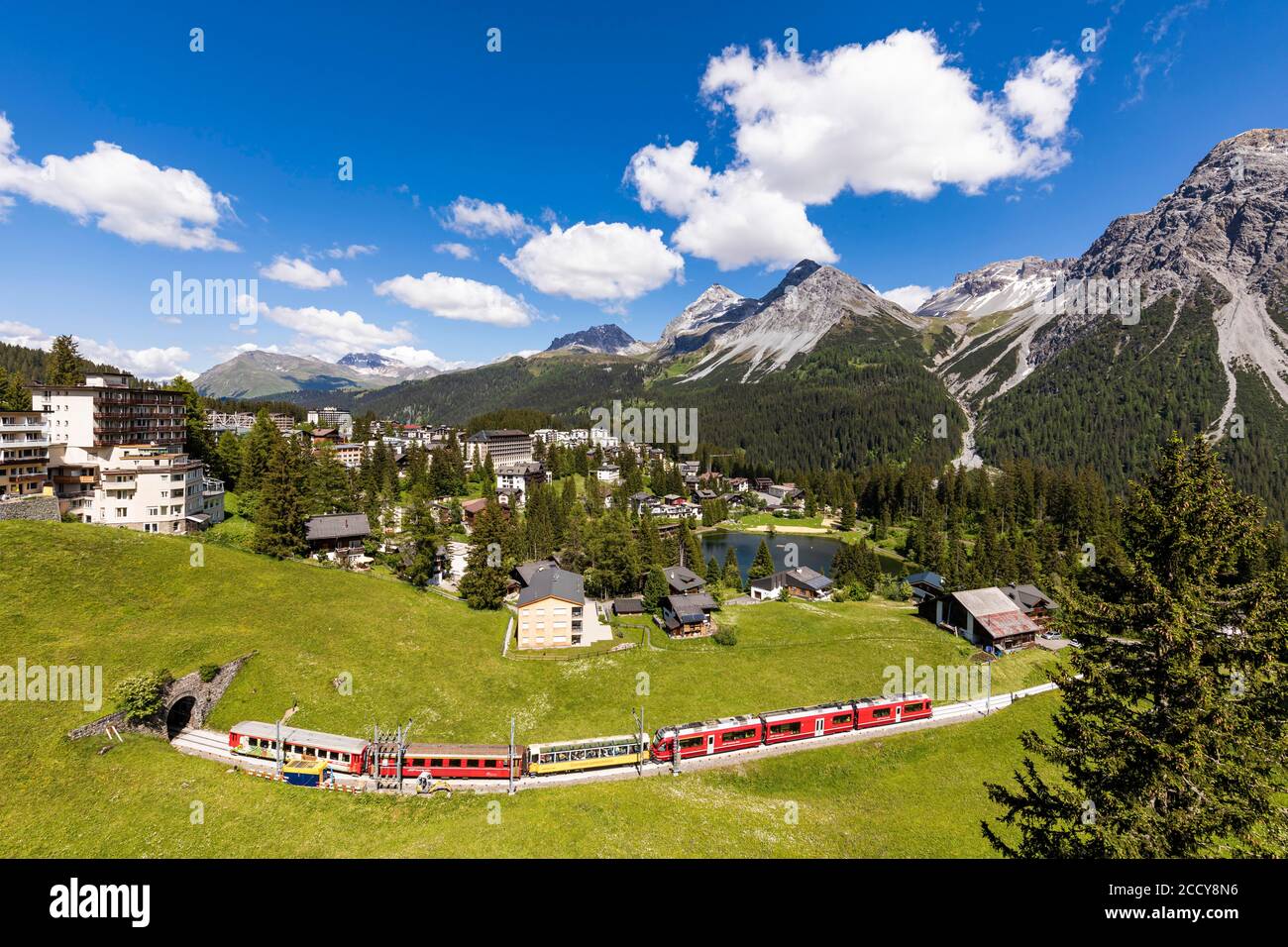 Rhaetsche Bahn und Dorfblick, Arosa, Graubünden, Schweiz Stockfoto