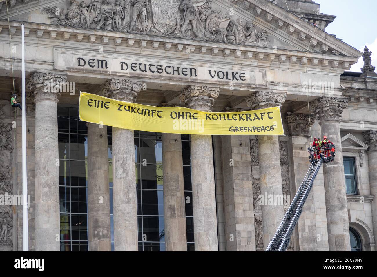 Demonstration von Greenpeace protestiert gegen den geplanten Kohleausstieg vor dem Reichstag Berlin Stockfoto