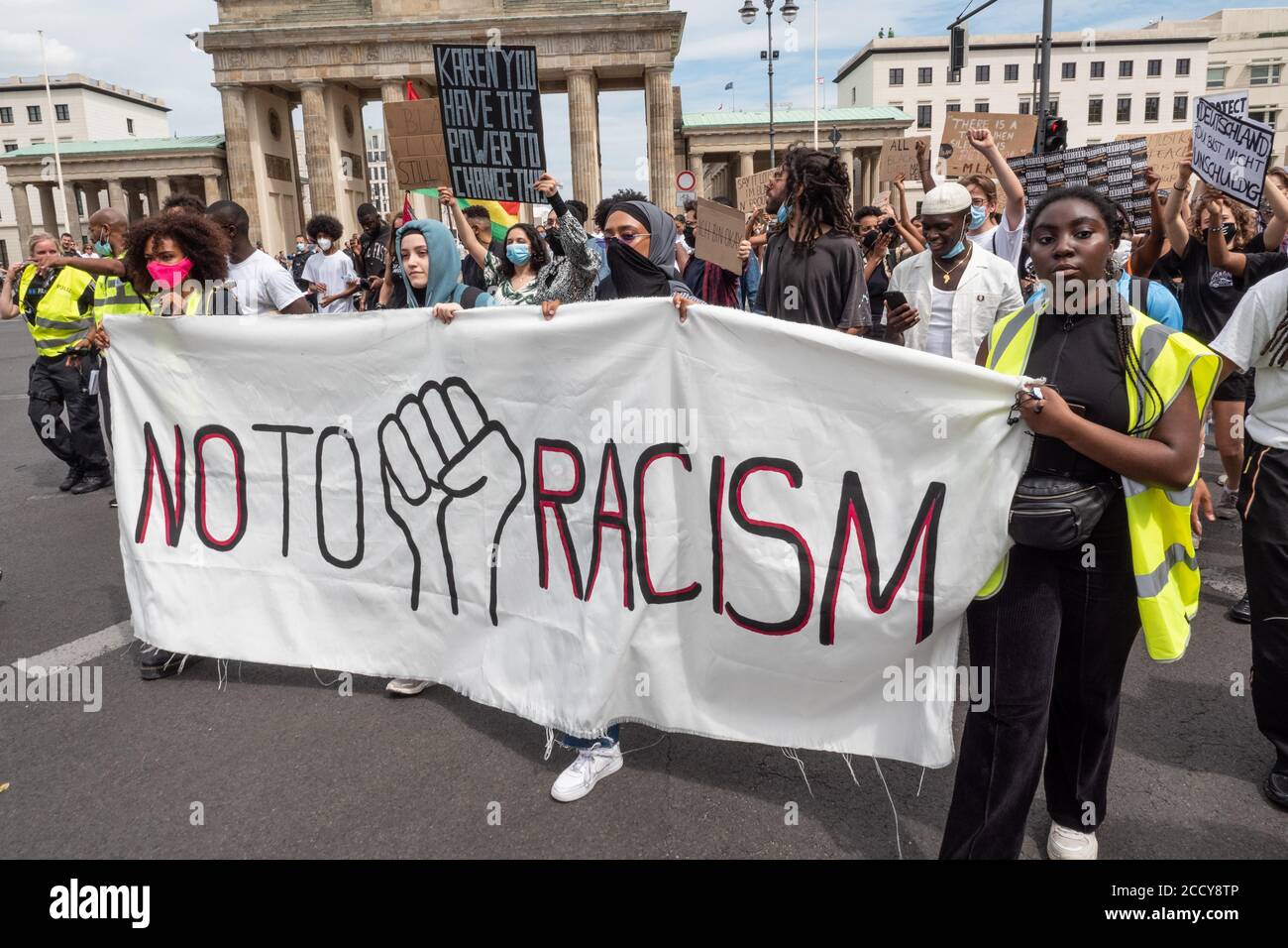 Menschen demonstrieren in Berlin gegen Rassismus, Deutschland Stockfoto