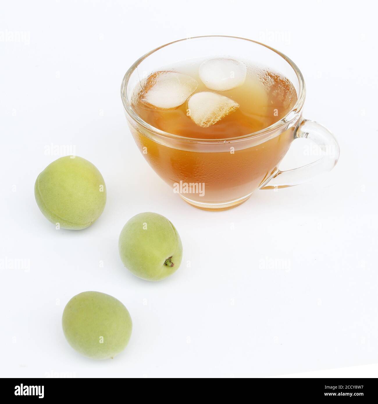 Eine Tasse kalten grünen Tee mit Pflaume Stockfoto