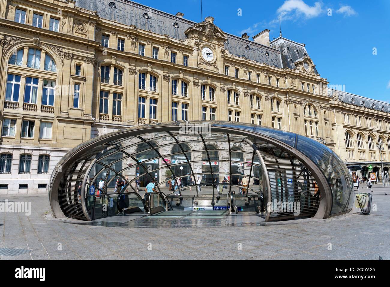 Moderner Glaseingang zur Pariser Metrostation Saint-Lazare in Paris, Frankreich Stockfoto