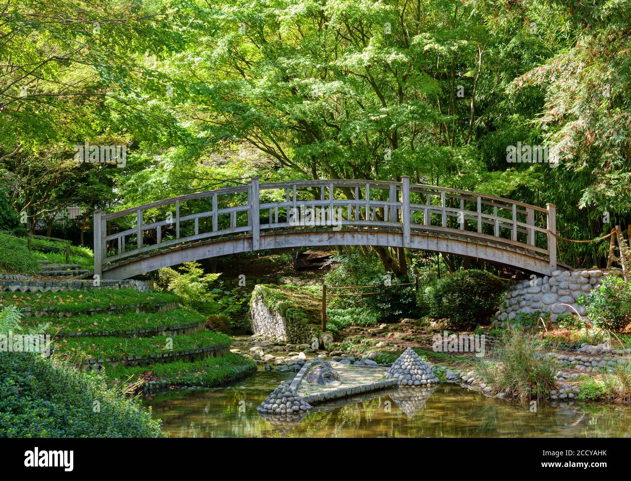 Japanische Holzbrücke in Albert Kahn Garten - Boulogne-Billancourt - Frankreich Stockfoto