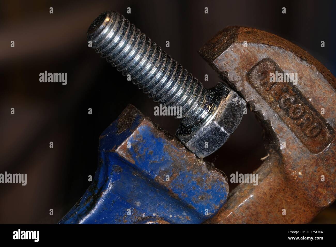 Nahansicht des Griffs eines kleinen Stelzenwerkzeugs mit leichter Rostkorrosion. Stockfoto