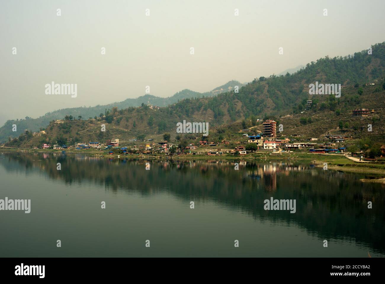 Ein Blick auf den Phewa-See in Pokhara, Provinz Gandaki Pradesh, Nepal. Stockfoto