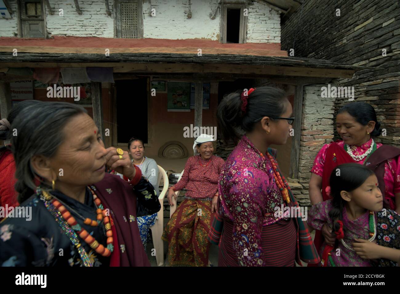 Dorfbewohnerinnen bereiten sich auf ein Treffen mit Besuchern im Dorf Sidhane in Panchase Mountain Region, Kaski, Gandaki Pradesh, Nepal vor. Stockfoto