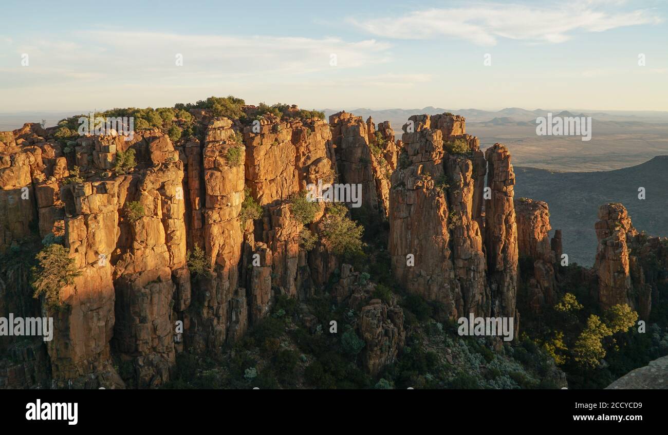 Valley of Desolation Felsformationen und Hügel bei Sonnenuntergang in der Nähe von Graaff Reinet in Südafrika. Stockfoto