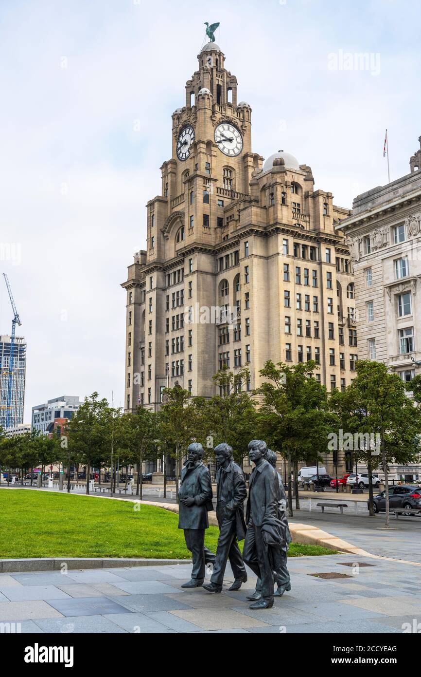 Die Beatles-Statuengruppe von Andrew Edwards, mit dem Royal Liver Building im Hintergrund – Pier Head, Liverpool, England, Großbritannien Stockfoto