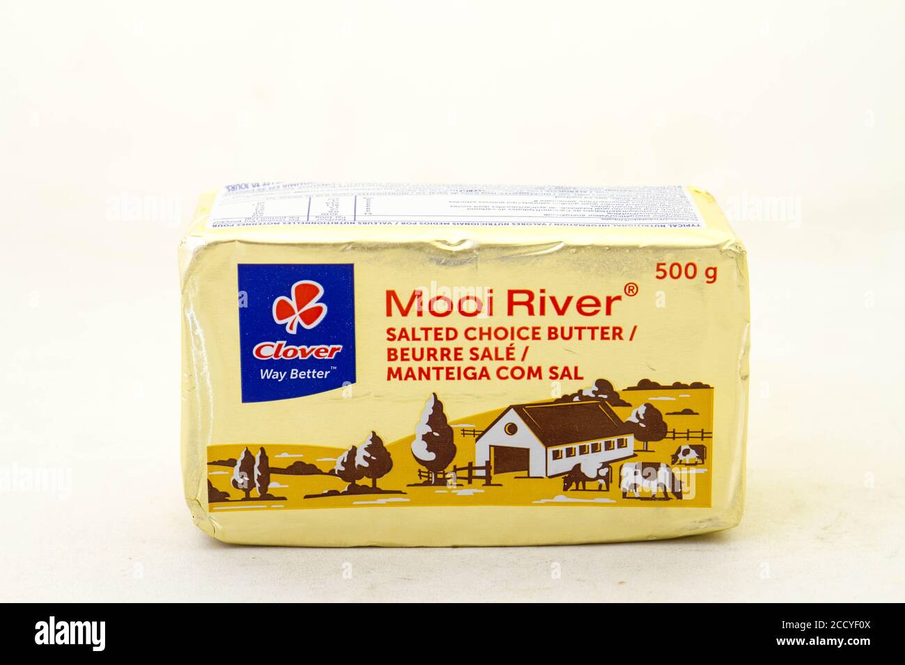 Alberton, Südafrika - Mooi River gesalzene erlesene Butter von Clover isoliert auf einem klaren Hintergrundbild mit Kopierraum im horizontalen Format Stockfoto