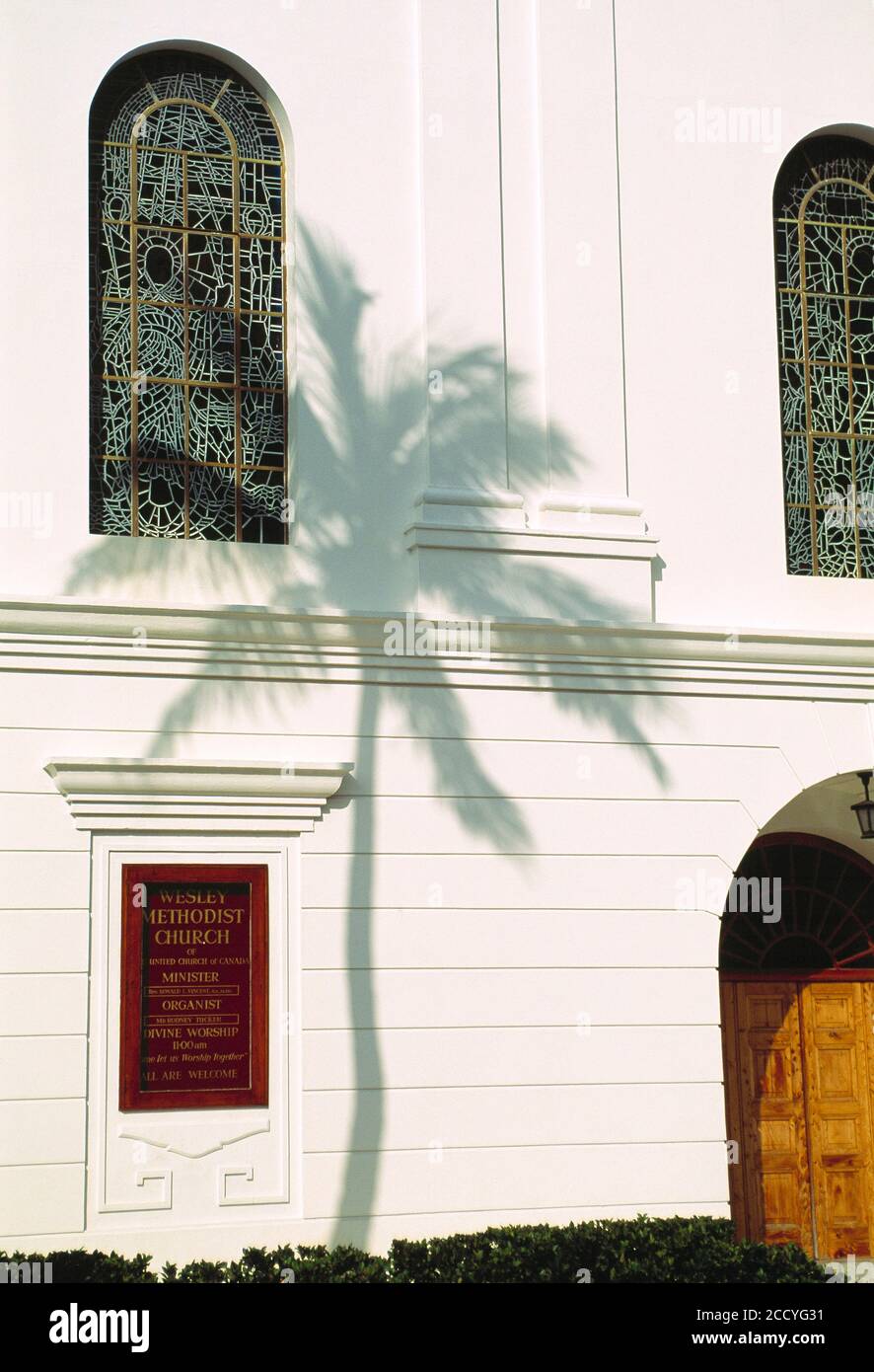 Bermuda. Hamilton. Wesley Methodist Kirche Front mit Schatten der Kokospalme. Stockfoto