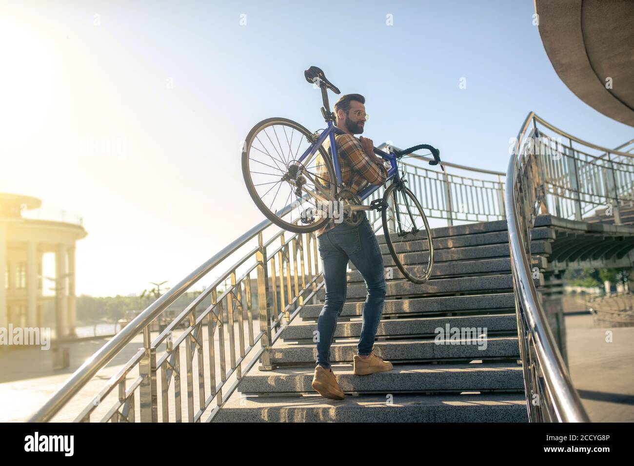 Mann mit Fahrrad auf der Stadtbrücke Stockfoto