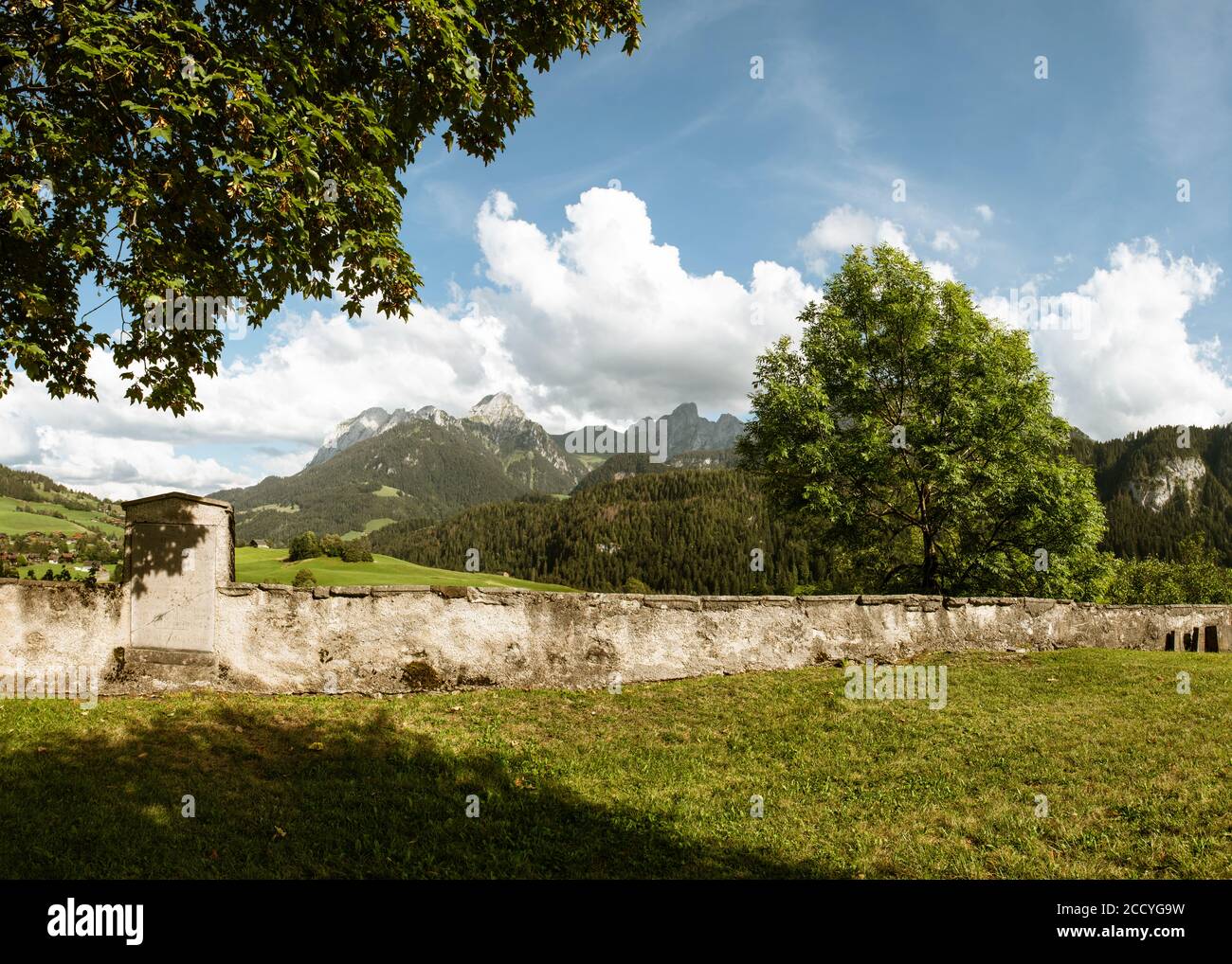 Chateau d'Oex alte Kirchenmauern und Blick auf die Umgebung, Schweiz Stockfoto