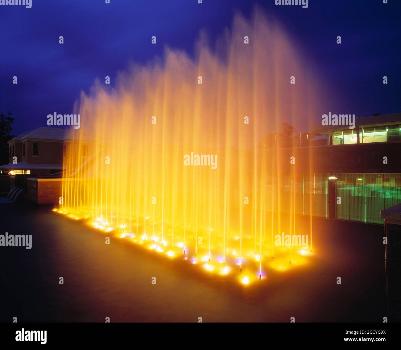 Bermuda. Hamilton. Bacardi Hauptquartier Gebäude in der Nacht. Springbrunnen mit Flutlicht. Stockfoto