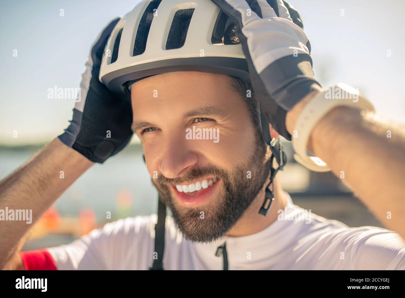 Mann, der Fahrradhelm auf den Kopf setzt Stockfoto