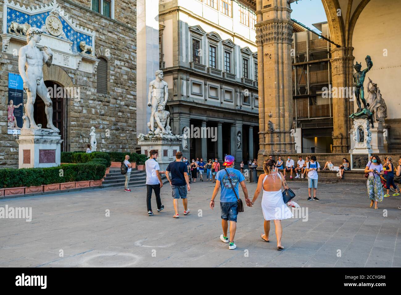 Florenz, Italien. August 2020. Eine David-Statue ist nun wieder vor dem Palazzo Vecchio auf der Piazza della Signora zu sehen - Besucher kehren zurück, um die vielfältigen Sehenswürdigkeiten der historischen Stadt Florenz nach der Lockerung des Coronavirus (covid 19) Reisebeschränkungen zu sehen. Kredit: Guy Bell/Alamy Live Nachrichten Stockfoto