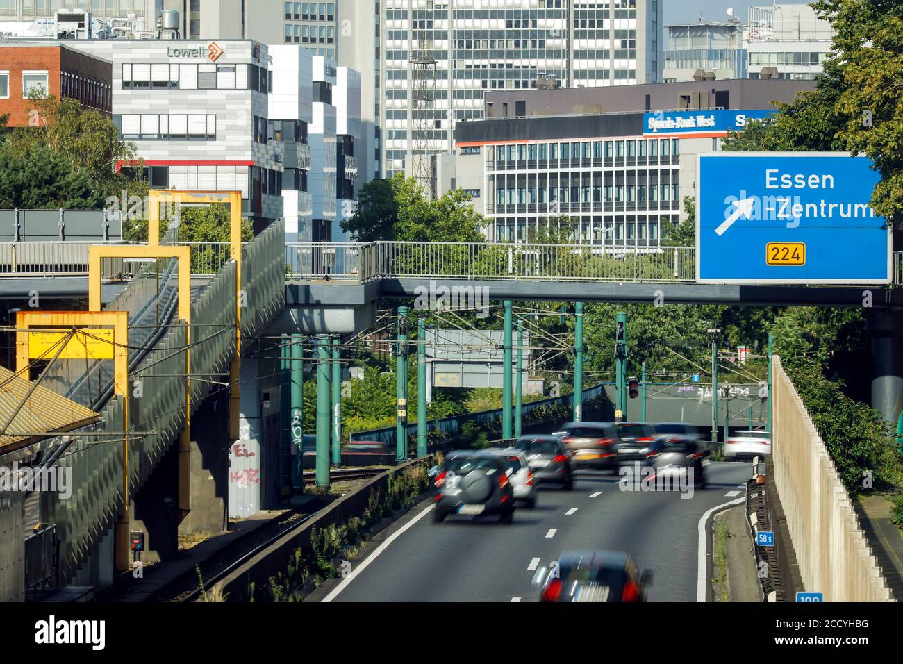 Essen, Ruhrgebiet, Nordrhein-Westfalen, Deutschland - City view Essen, Autos auf der Autobahn A40 Ausfahrt Essen-Zentrum mit Blick in die Essener Innenstadt Stockfoto
